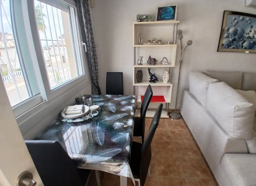 3 sypialnia Willa na sprzedaż w Villamartin z basenem - 299 950 € (Ref: 10162023)