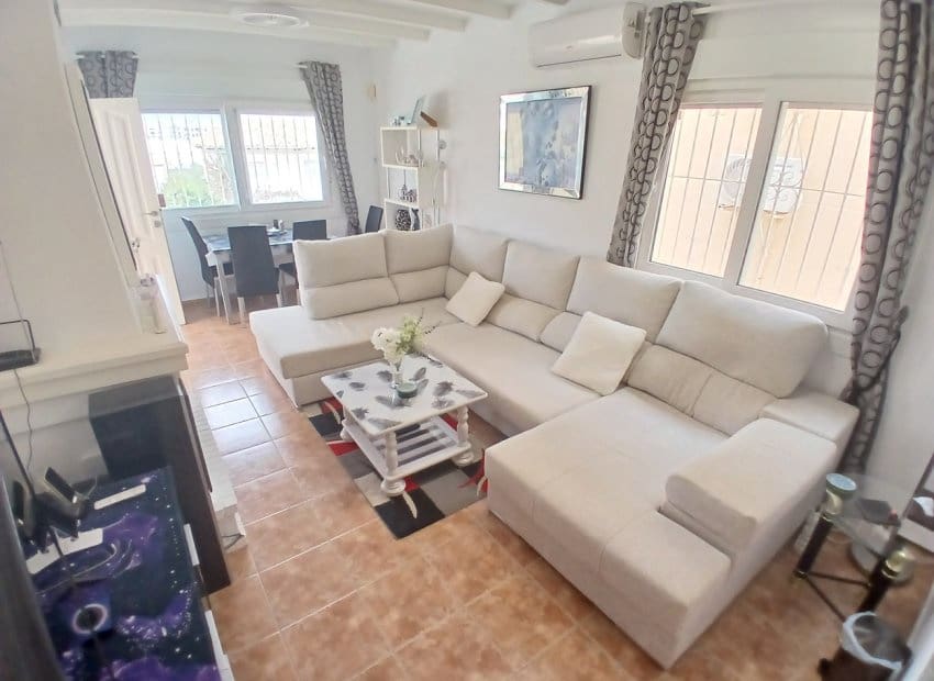 3 sypialnia Willa na sprzedaż w Villamartin z basenem - 299 950 € (Ref: 10162023)