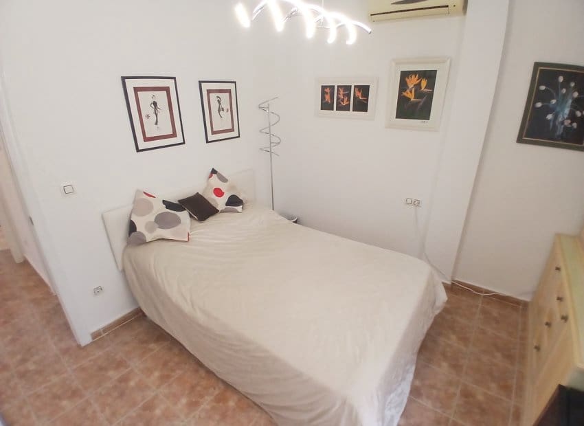 3 sypialnia Willa na sprzedaż w Villamartin z basenem - 299 950 € (Ref: 10162023)