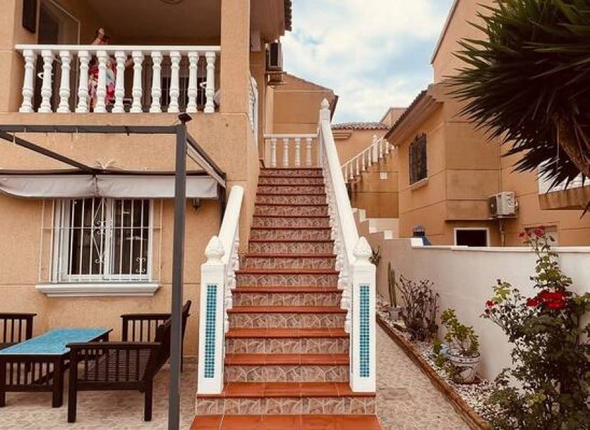 3 sypialnia Willa na sprzedaż w Villamartin z basenem - 299 950 € (Ref: 10162023)