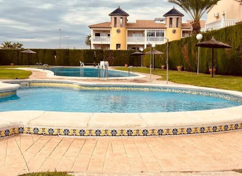 3 sypialnia Willa na sprzedaż w Villamartin z basenem - 299 950 € (Ref: 10162023)