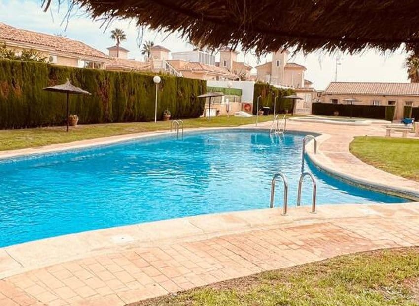 3 sypialnia Willa na sprzedaż w Villamartin z basenem - 299 950 € (Ref: 10162023)
