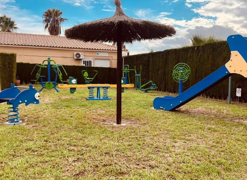 3 sypialnia Willa na sprzedaż w Villamartin z basenem - 299 950 € (Ref: 10162023)