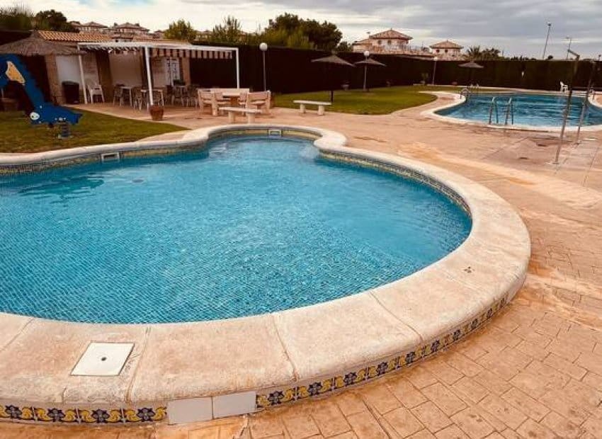 3 sypialnia Willa na sprzedaż w Villamartin z basenem - 299 950 € (Ref: 10162023)