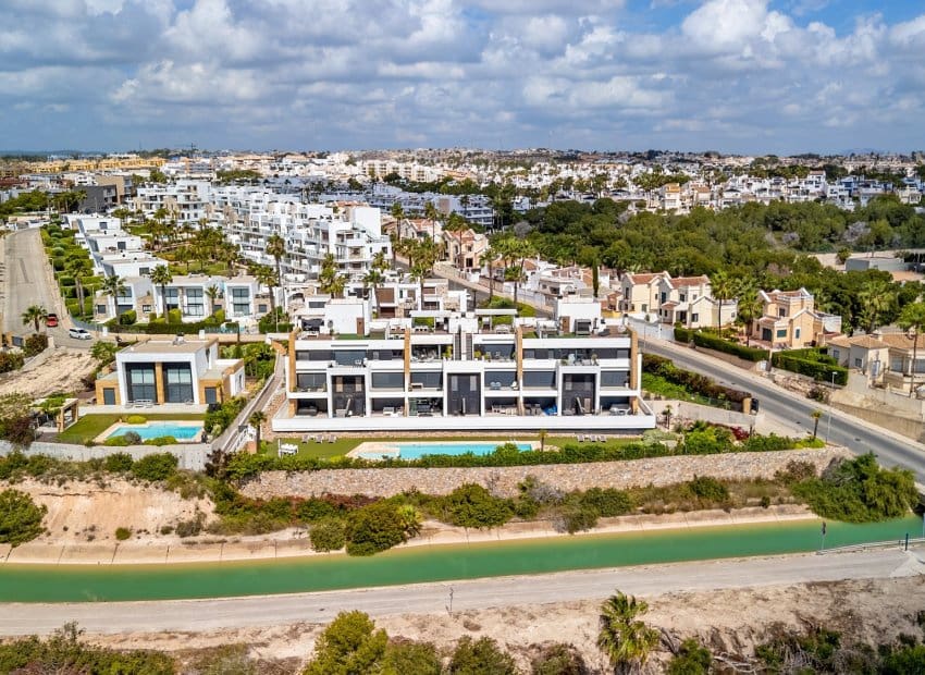 2 soverom Leilighet til salgs i Villamartin med svømmebasseng garasje - € 355 000 (Ref: 10162024)