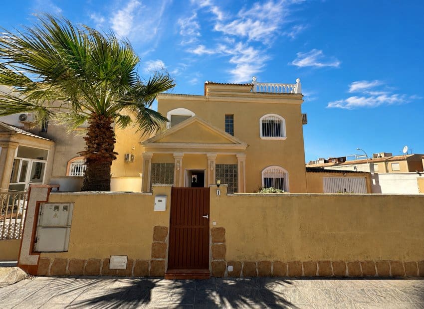 3 makuuhuone Huvila myytävänä paikassa Torrevieja mukana 
autotalli - 399 000 € (Ref: 10173918)