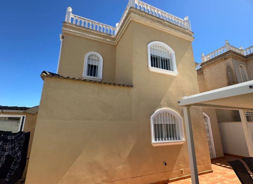 3 makuuhuone Huvila myytävänä paikassa Torrevieja mukana 
autotalli - 399 000 € (Ref: 10173918)