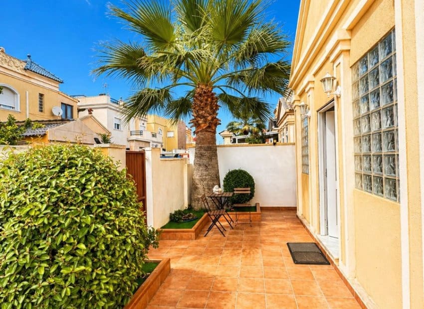 3 makuuhuone Huvila myytävänä paikassa Torrevieja mukana 
autotalli - 399 000 € (Ref: 10173918)