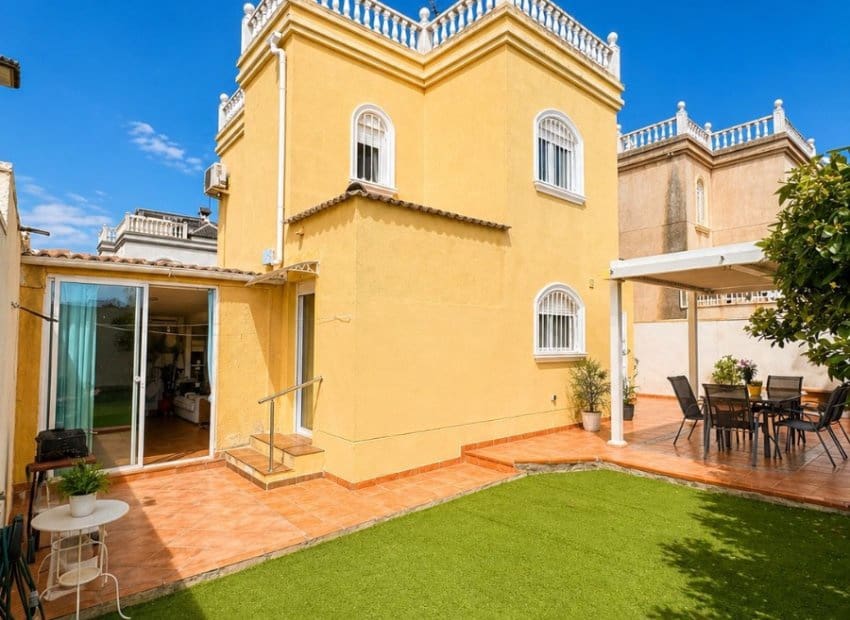 3 makuuhuone Huvila myytävänä paikassa Torrevieja mukana 
autotalli - 399 000 € (Ref: 10173918)