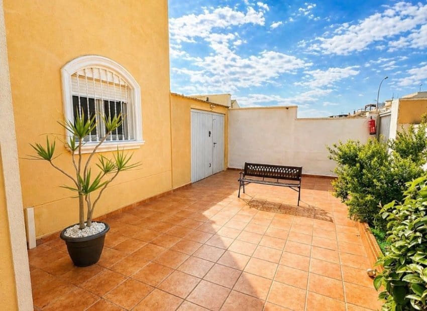 3 makuuhuone Huvila myytävänä paikassa Torrevieja mukana 
autotalli - 399 000 € (Ref: 10173918)