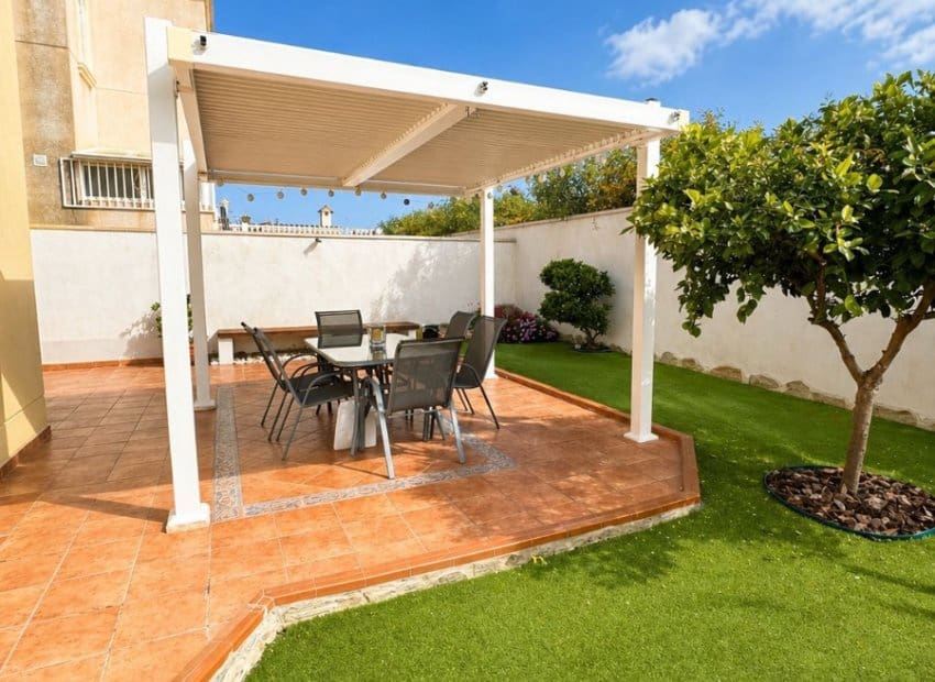 3 makuuhuone Huvila myytävänä paikassa Torrevieja mukana 
autotalli - 399 000 € (Ref: 10173918)