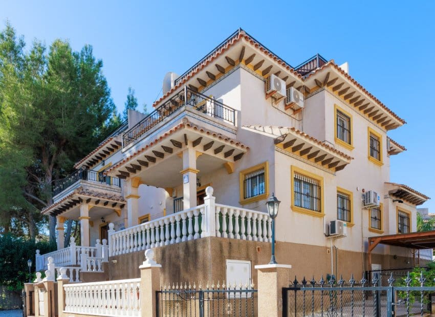 2 slaapkamer Rijtjeshuis te koop in Villamartin met zwembad garage - € 210.000 (Ref: 10173921)