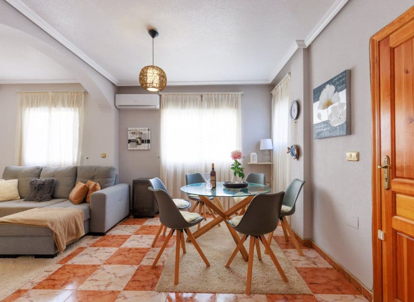 2 slaapkamer Rijtjeshuis te koop in Villamartin met zwembad garage - € 210.000 (Ref: 10173921)