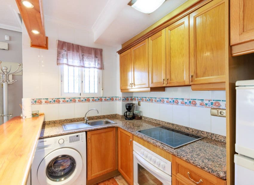 2 slaapkamer Rijtjeshuis te koop in Villamartin met zwembad garage - € 210.000 (Ref: 10173921)