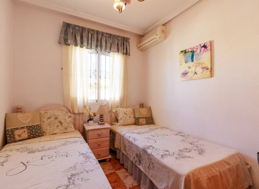 2 slaapkamer Rijtjeshuis te koop in Villamartin met zwembad garage - € 210.000 (Ref: 10173921)