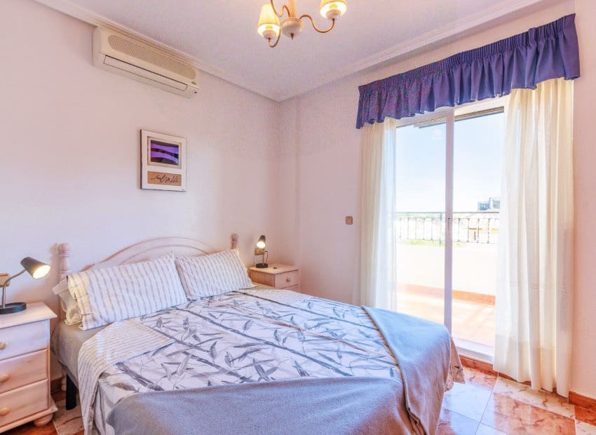 2 slaapkamer Rijtjeshuis te koop in Villamartin met zwembad garage - € 210.000 (Ref: 10173921)
