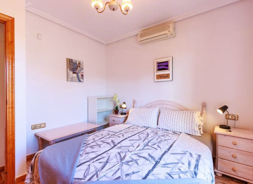 2 slaapkamer Rijtjeshuis te koop in Villamartin met zwembad garage - € 210.000 (Ref: 10173921)