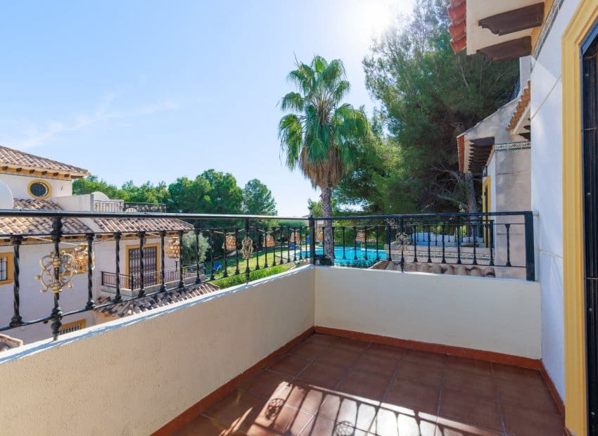 2 slaapkamer Rijtjeshuis te koop in Villamartin met zwembad garage - € 210.000 (Ref: 10173921)