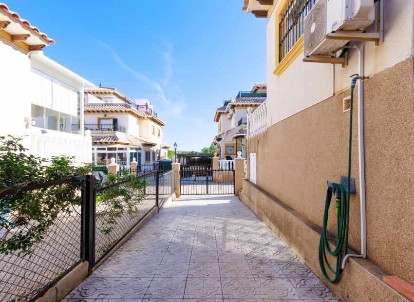 2 slaapkamer Rijtjeshuis te koop in Villamartin met zwembad garage - € 210.000 (Ref: 10173921)