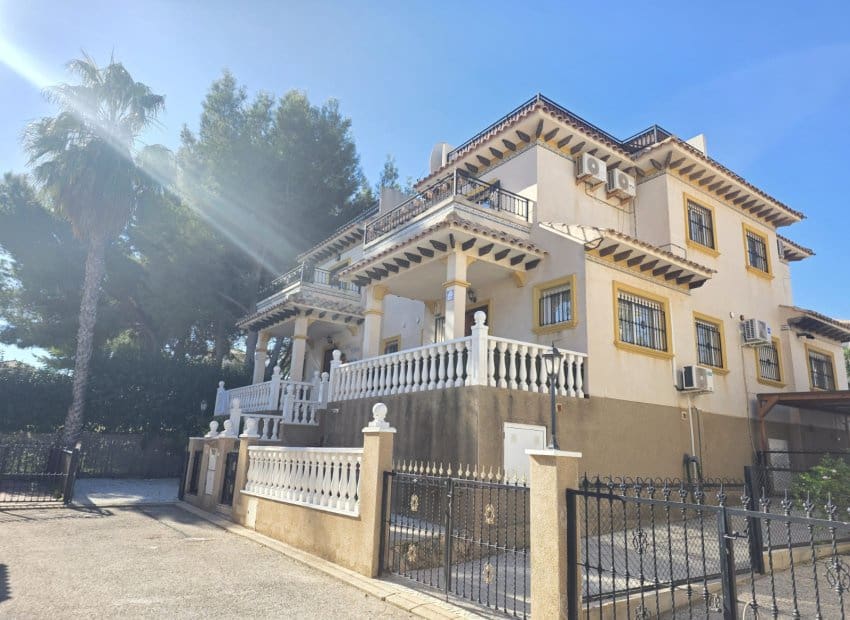 2 slaapkamer Rijtjeshuis te koop in Villamartin met zwembad garage - € 210.000 (Ref: 10173921)