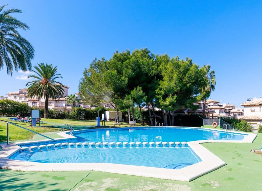 2 slaapkamer Rijtjeshuis te koop in Villamartin met zwembad garage - € 210.000 (Ref: 10173921)