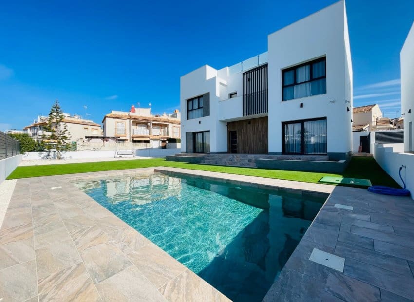 Chalet de 5 habitaciones en Torrevieja en venta - 980.000 € (Ref: 9368356)