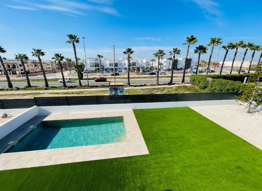 Chalet de 5 habitaciones en Torrevieja en venta - 980.000 € (Ref: 9368356)