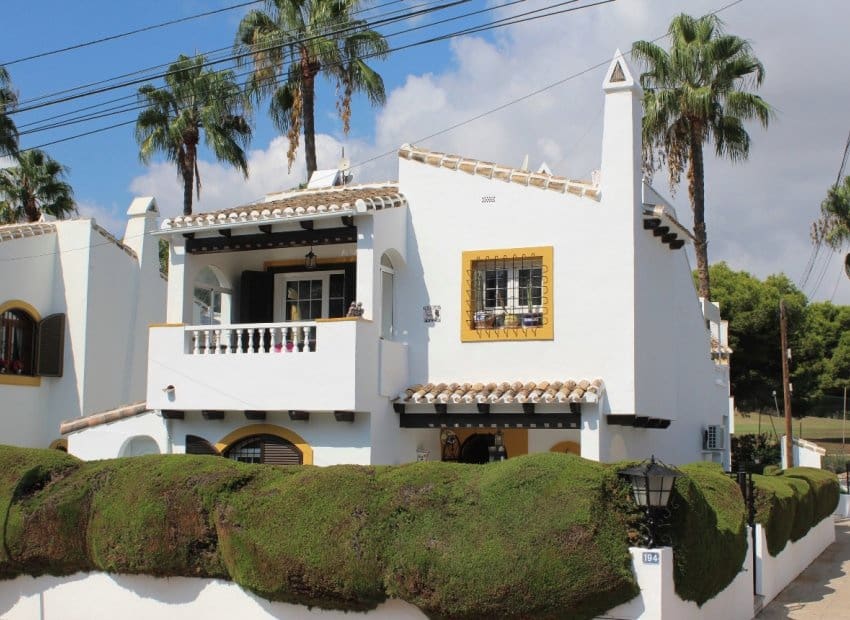 3 quarto Moradia para venda em Villamartin com piscina garagem - 329 990 € (Ref: 9372424)