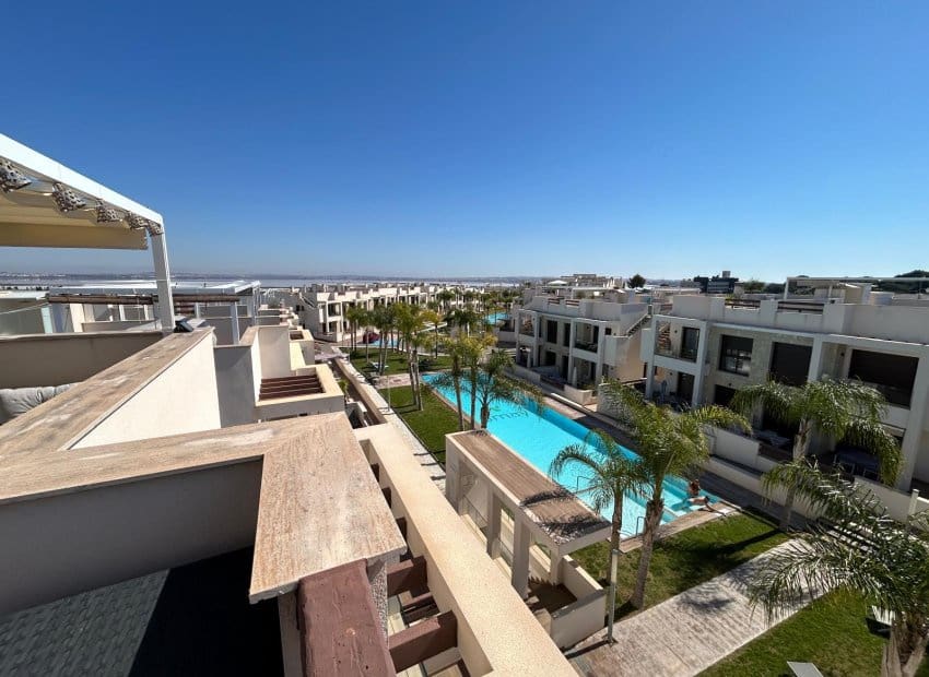 3 slaapkamer Penthouse te koop in Torrevieja met zwembad - € 359.000 (Ref: 9372506)
