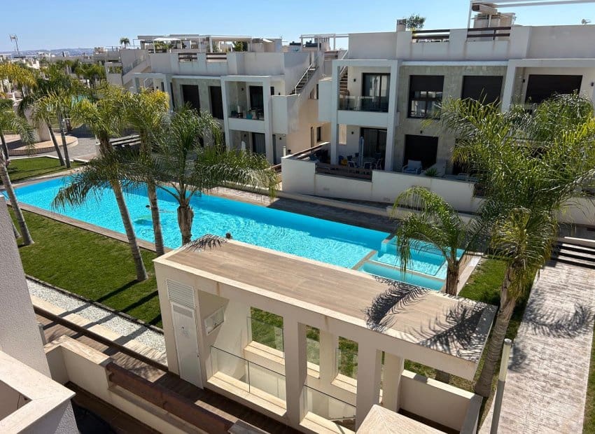 2 soveværelse Lejlighed til salg i Torrevieja med swimmingpool - € 299.000 (Ref: 9372507)