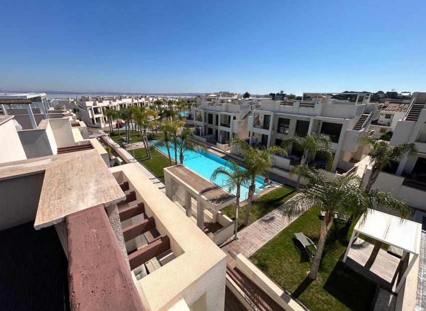 2 soveværelse Lejlighed til salg i Torrevieja med swimmingpool - € 299.000 (Ref: 9372507)