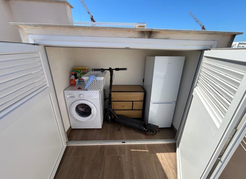 2 soveværelse Lejlighed til salg i Torrevieja med swimmingpool - € 299.000 (Ref: 9372507)