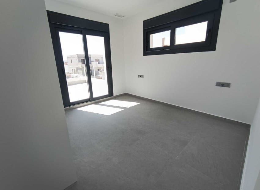 3 slaapkamer Villa te koop in Daya Nueva met zwembad - € 299.000 (Ref: 9372559)