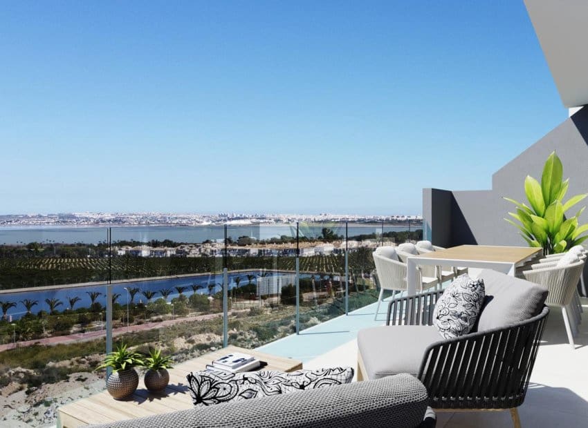 2 soverom Penthouse til salgs i Torrevieja med svømmebasseng - € 309 000 (Ref: 9372693)