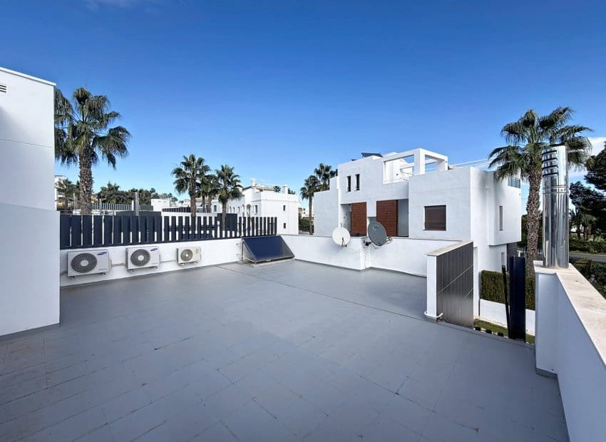 2 bedroom Villa for sale in Orihuela Costa with pool - € 239,995 (Ref: 9462760)