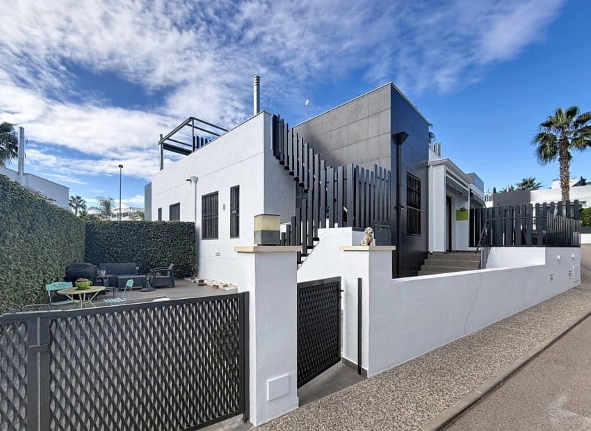 2 bedroom Villa for sale in Orihuela Costa with pool - € 239,995 (Ref: 9462760)