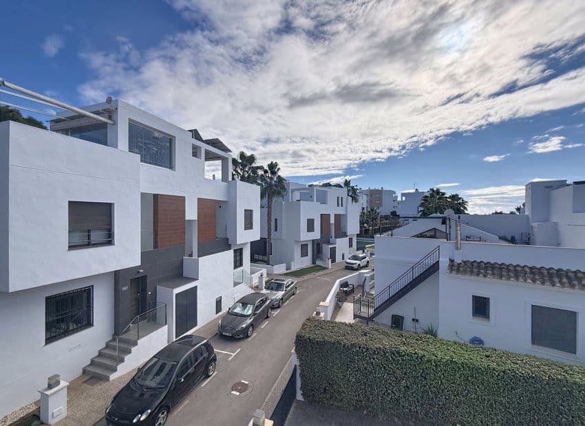 2 bedroom Villa for sale in Orihuela Costa with pool - € 239,995 (Ref: 9462760)