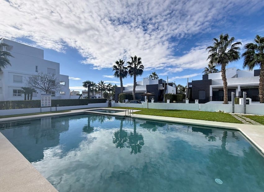 2 bedroom Villa for sale in Orihuela Costa with pool - € 239,995 (Ref: 9462760)