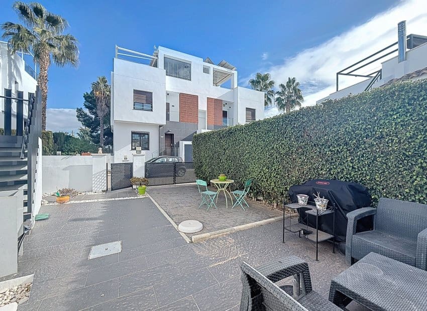 2 bedroom Villa for sale in Orihuela Costa with pool - € 239,995 (Ref: 9462760)