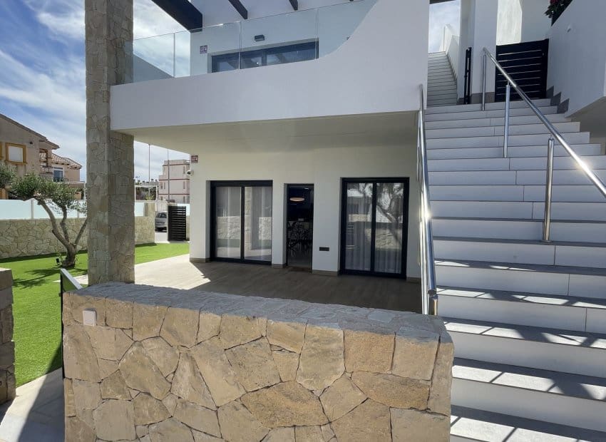 3 soveværelse Byhus til salg i Torrevieja med swimmingpool - € 355.000 (Ref: 9491431)