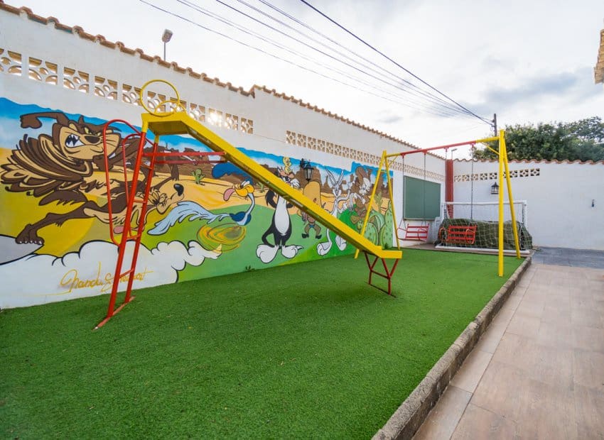 9 chambre Villa/Maison à vendre à Orihuela Costa avec piscine - 690 000 € (Ref: 9497651)