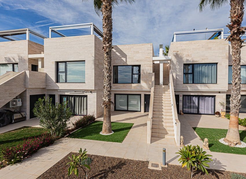 Ático de 2 habitaciones en Pilar de la Horadada en venta con piscina - 209.900 € (Ref: 9497654)