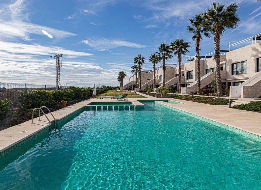 Ático de 2 habitaciones en Pilar de la Horadada en venta con piscina - 209.900 € (Ref: 9497654)