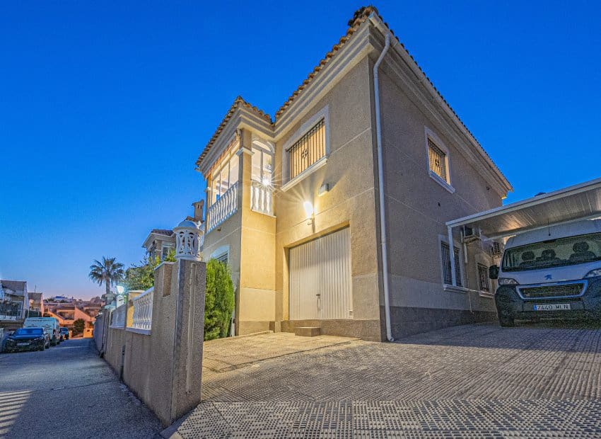 4 bedroom Villa for sale in Villamartin with pool - € 379,000 (Ref: 9497658)