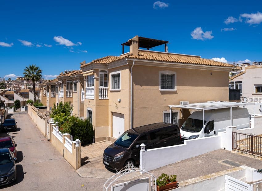4 bedroom Villa for sale in Villamartin with pool - € 379,000 (Ref: 9497658)