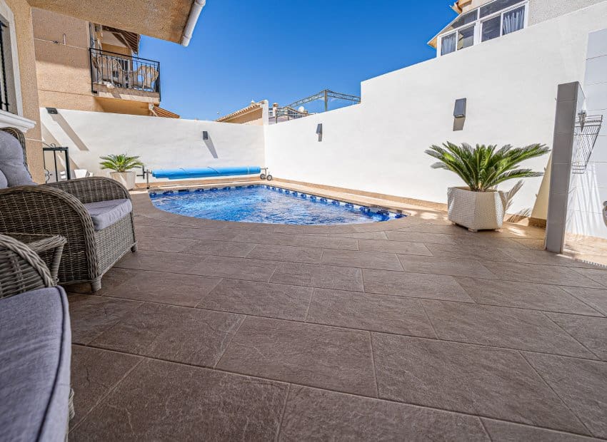 4 bedroom Villa for sale in Villamartin with pool - € 379,000 (Ref: 9497658)