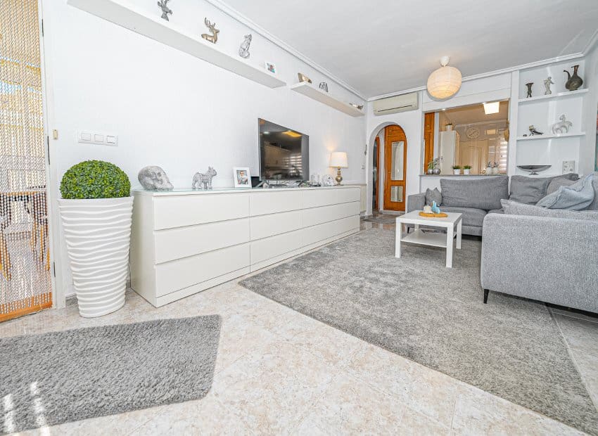 4 bedroom Villa for sale in Villamartin with pool - € 379,000 (Ref: 9497658)