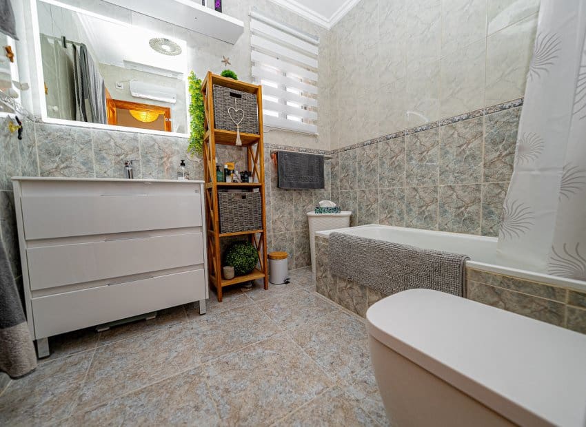 4 bedroom Villa for sale in Villamartin with pool - € 379,000 (Ref: 9497658)