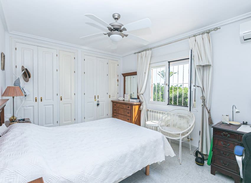 4 bedroom Villa for sale in Campoamor with pool - € 860,000 (Ref: 9497667)