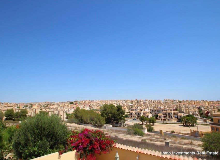 4 Zimmer Villa zu verkaufen in Villamartin mit Pool - 345.000 € (Ref: 9497671)